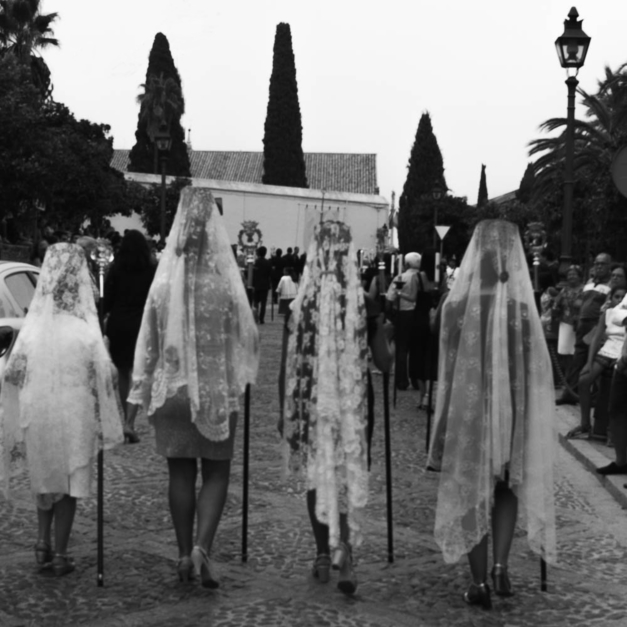 Las damas de la procesión |Fotografía de Pepe González-Arenas | Compra arte en Flecha.es