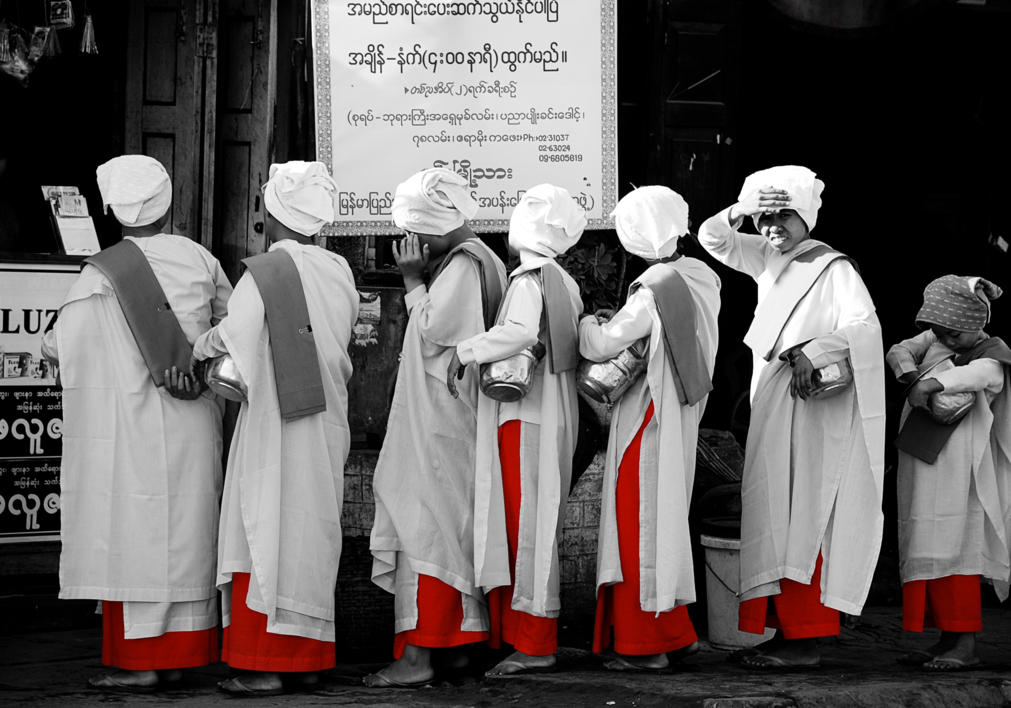 BUDDHIST NUNS |Fotografía de Tommy Salas | Compra arte en Flecha.es