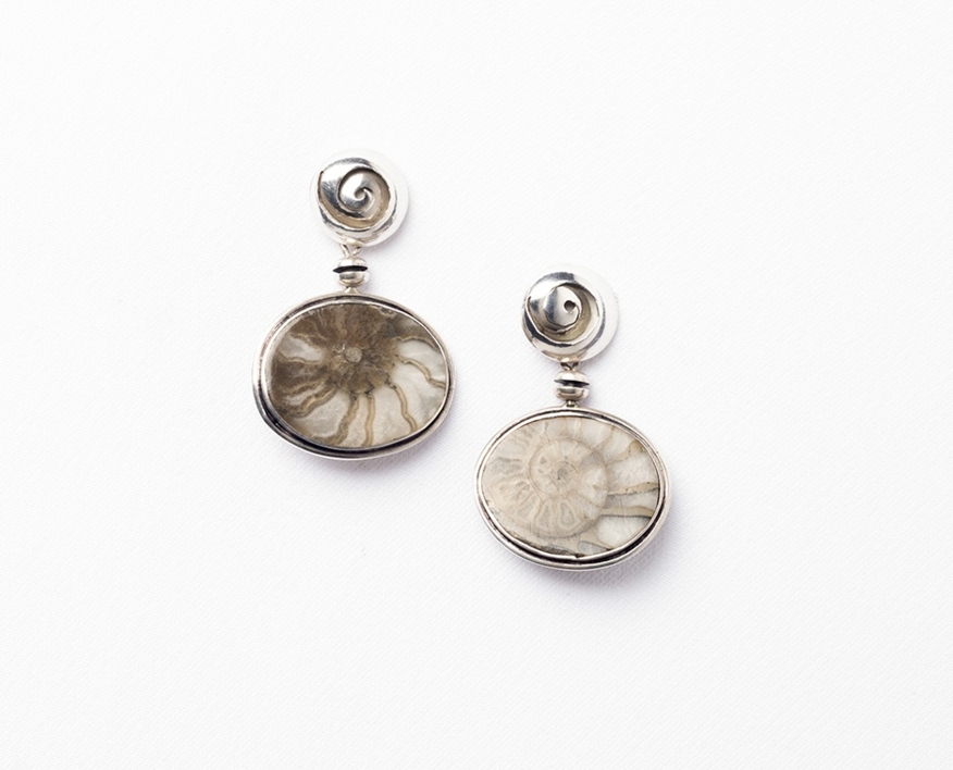 Pendientes de plata 950 y fósiles |Joyería de Ester Ventura | Compra arte en Flecha.es
