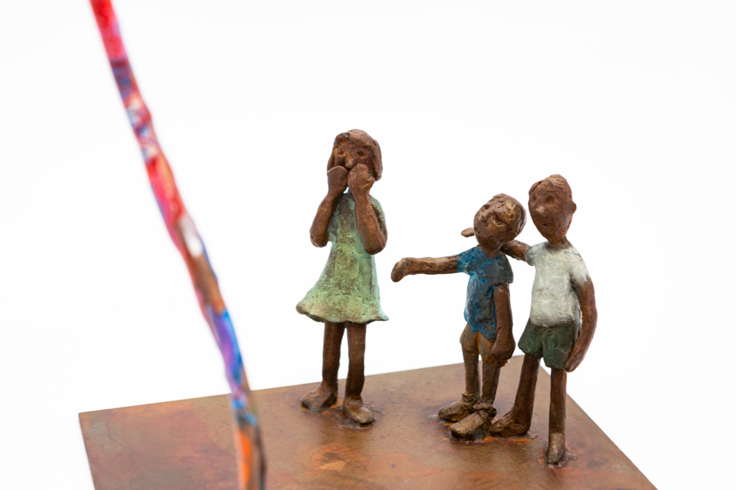 Los niños miraban asombrados . Serie Plazas | Escultura de Ana Valenciano | Compra arte en Flecha.es