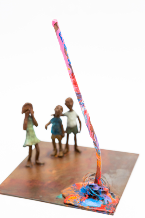 Los niños miraban asombrados . Serie Plazas | Escultura de Ana Valenciano | Compra arte en Flecha.es