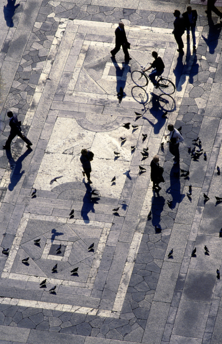 Piazza, Milano, Italia |Fotografía de Andy Sotiriou | Compra arte en Flecha.es