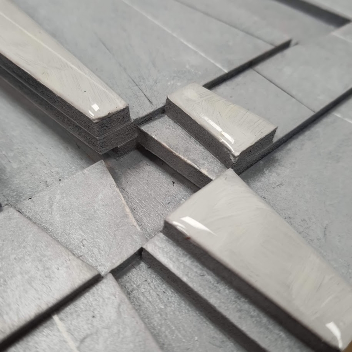 PARTICULAS GRIS CLARO | Escultura de pared de JUAN NIUBO | Compra arte en Flecha.es