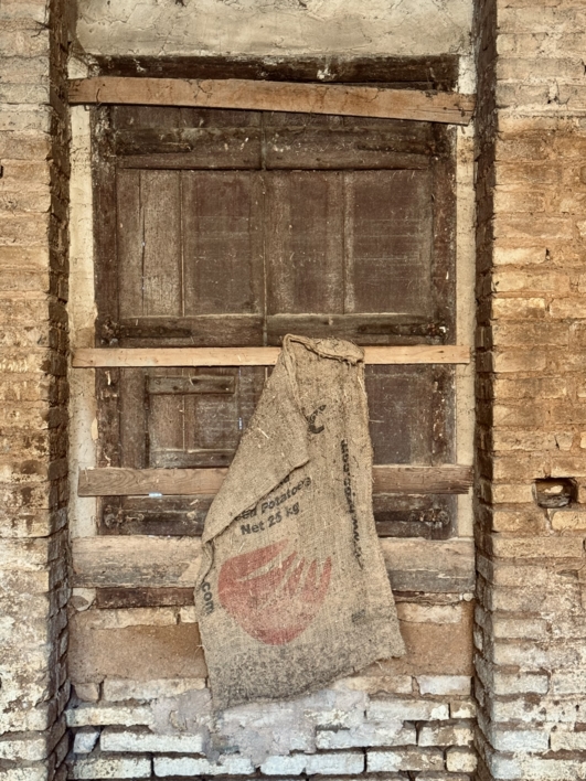 Ventana tapiada con saco colgado |Fotografía de Federico Oria | Compra arte en Flecha.es