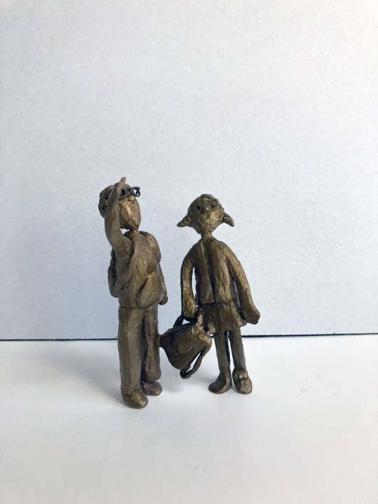 Mira, una Columba Alba.  Serie Grupo de chavales | Escultura de Ana Valenciano | Compra arte en Flecha.es