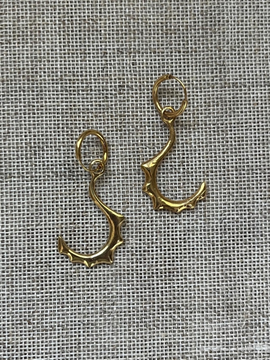 Pendientes anzuelo chapados en oro |Joyería de Loiz Jewelry | Compra arte en Flecha.es