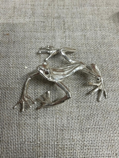 Broche Rana Próspera|EsculturadeLoiz Jewelry| Compra arte en Flecha.es