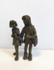 ¿Me puedes pasar los deberes? Serie Grupo de chavales | Escultura de Ana Valenciano | Compra arte en Flecha.es