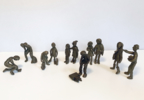 ¿Me puedes pasar los deberes? Serie Grupo de chavales | Escultura de Ana Valenciano | Compra arte en Flecha.es