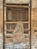 Ventana tapiada con saco colgado | Fotografía de Federico Oria | Compra arte en Flecha.es