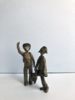 Mira, una Columba Alba.  Serie Grupo de chavales | Escultura de Ana Valenciano | Compra arte en Flecha.es