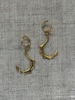Pendientes anzuelo chapados en oro | Joyería de Loiz Jewelry | Compra arte en Flecha.es